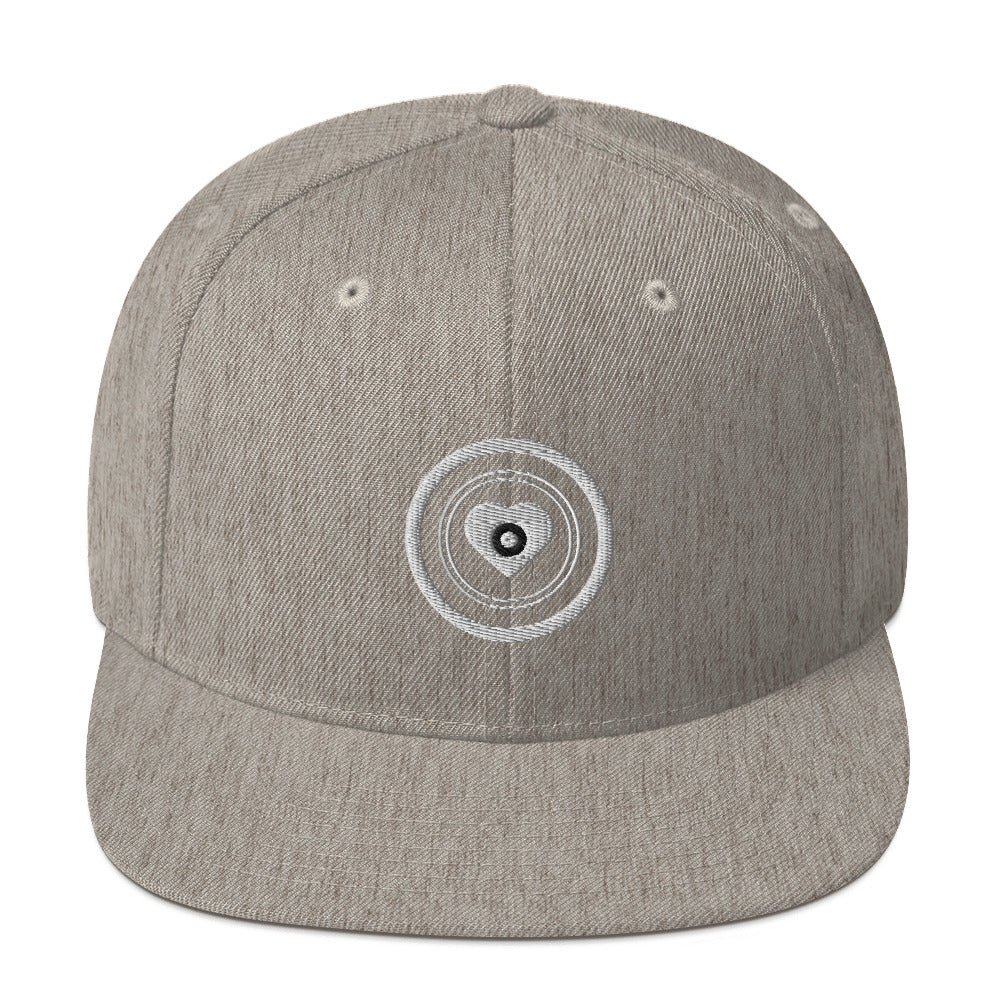 LFM 23 WHITE LOGO SNAPBACK